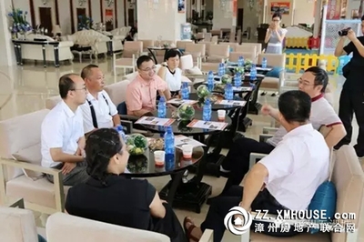 石亭镇人大代表团一行莅临漳州五洲城参观调研